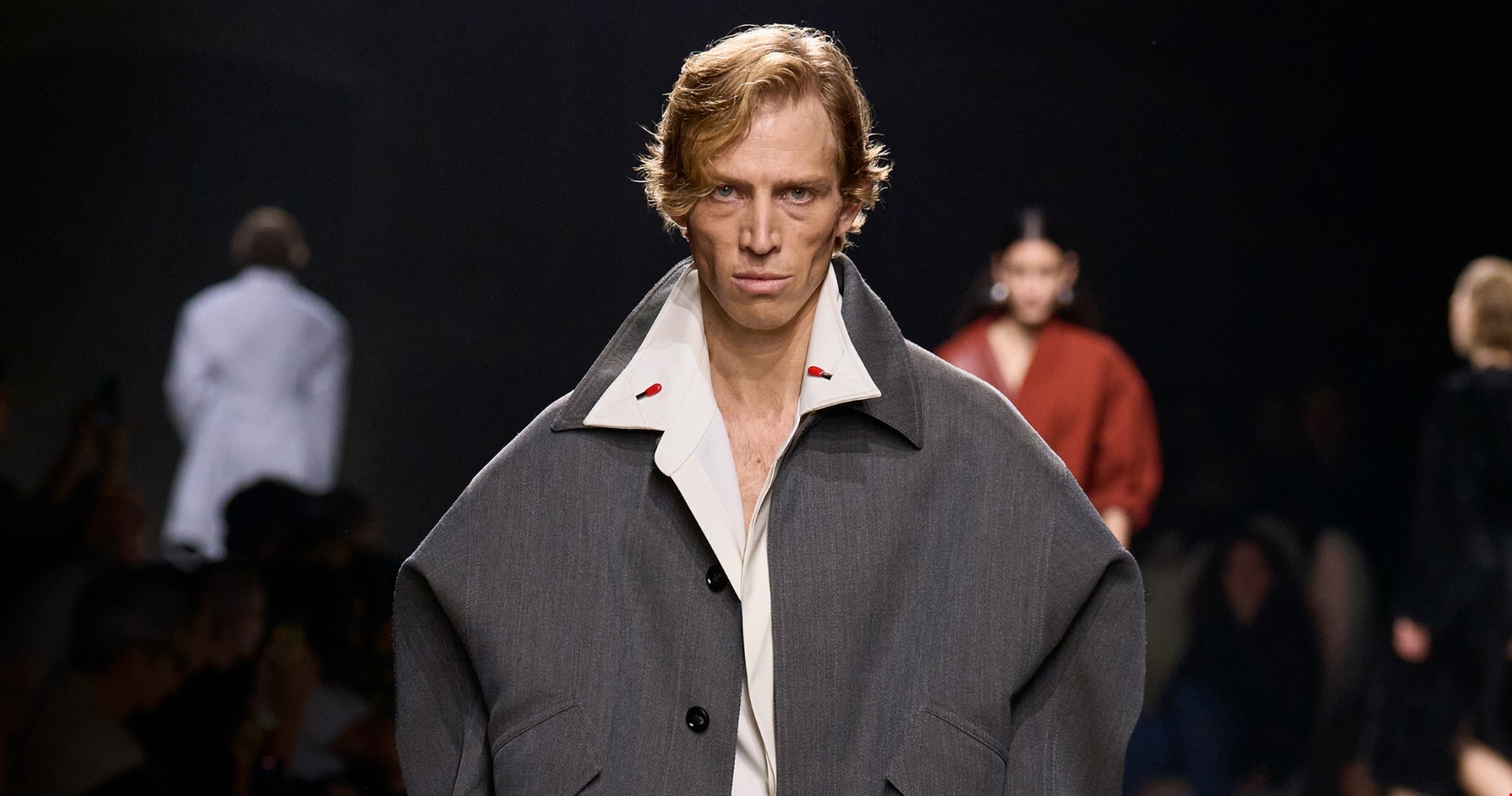 Έλενα Ράπτη | Η εμφάνιση με γκρι κοστούμι και ασημί metallic γόβες - εικόνα 1