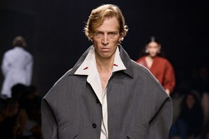 Έλενα Ράπτη | Η εμφάνιση με γκρι κοστούμι και ασημί metallic γόβες - εικόνα 1