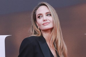 Angelina Jolie | Στο κόκκινο χαλί των Governors 2024 με τον 16χρονο βιολογικό γιο της - Η απίστευτη ομοιότητα με τον Brad Pitt - εικόνα 1