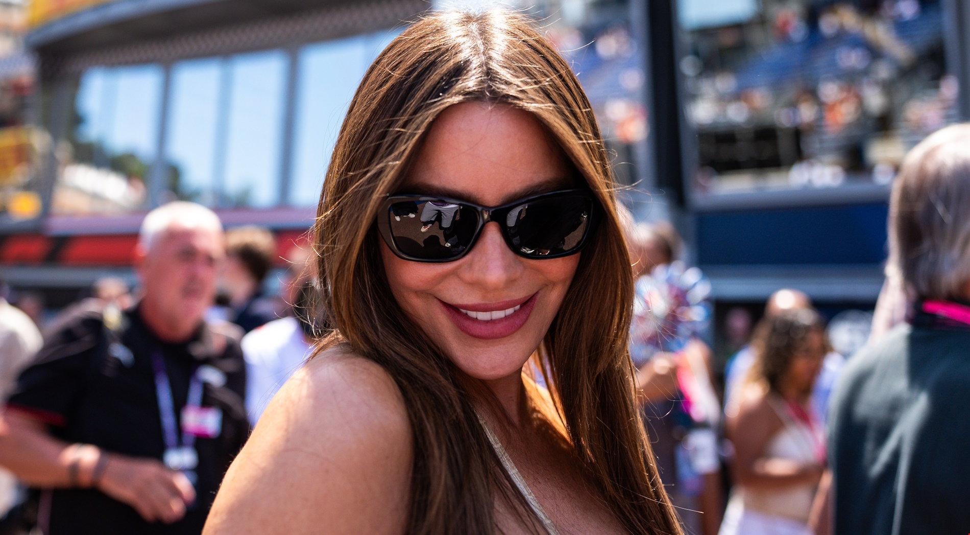 Sofia Vergara | Γιορτάζει τα 53α γενέθλιά της με λευκό μπικίνι και αποδεικνύει ότι μπορείς να είσαι αισθησιακή και μετά τα 50