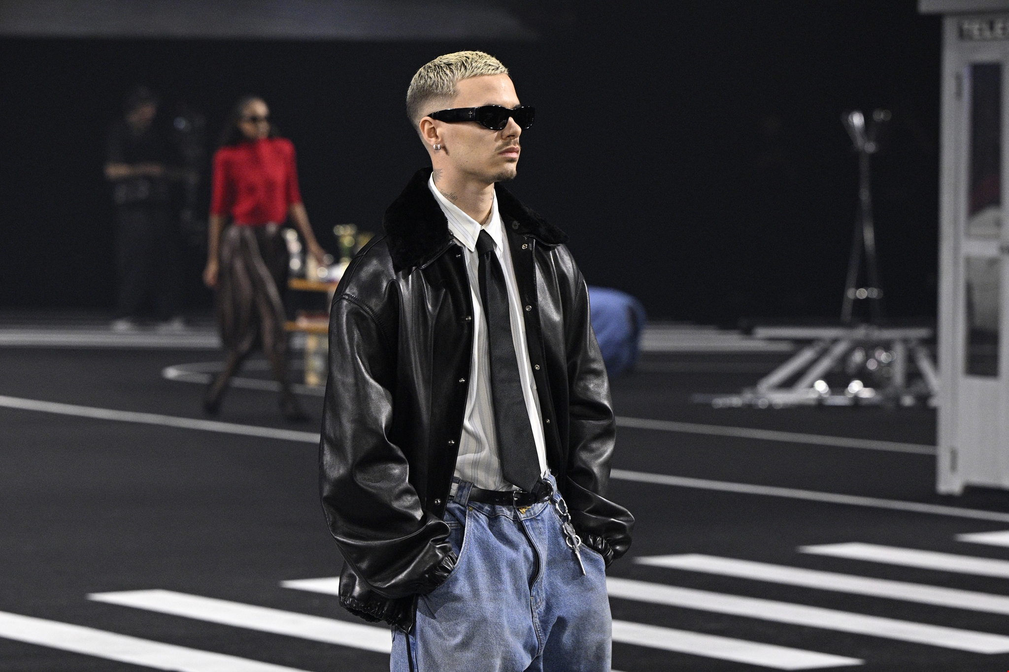 O Romeo Beckham συνεχίζει τη ζωή του παρά το οικογενειακό δράμα | Περπάτησε σε show στο Παρίσι