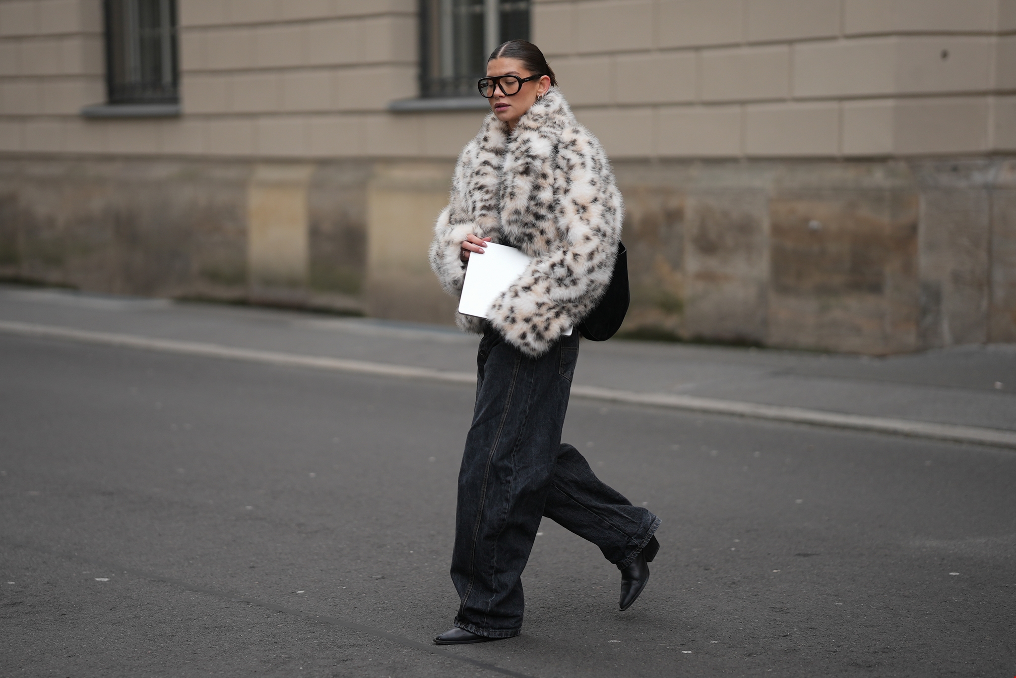 Το κοτλέ τζιν παντελόνι από τη Massimo Dutti για all day εμφανίσεις.