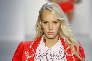 Πώς θα προστατεύσεις αποτελεσματικά τα βαμμένα σου μαλλιά στις καλοκαιρινές διακοπές - εικόνα 2