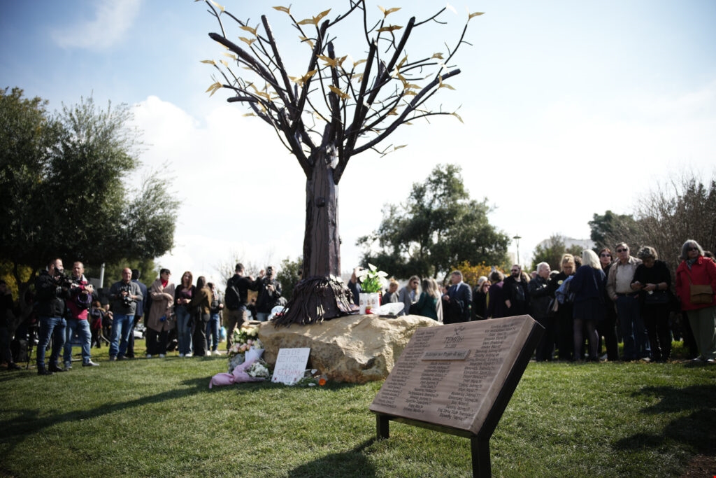 Το Δέντρο των Ψυχών – Η Αρχή | Το Μνημείο του Δήμου Αθηναίων αφιερωμένο στα 57 θύματα των Τεμπών