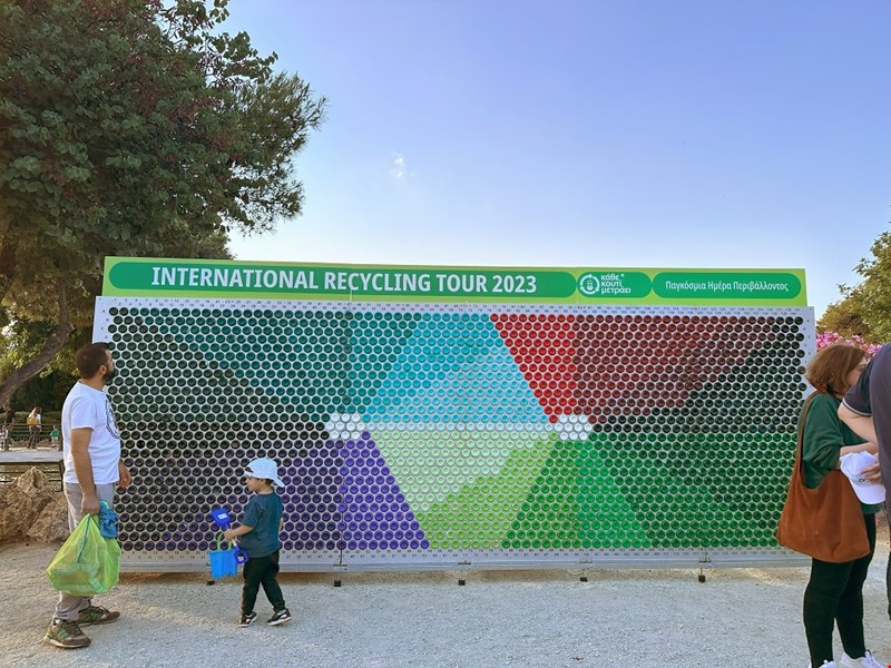 Το #PixelCan από 2.000 κουτάκια αλουμινίου στην Πλατεία Ηρώων Πολυτεχνείου στην Κηφησιά