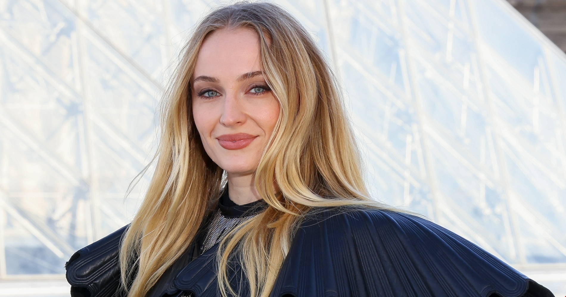 2 θρυλικά κόκκινα κραγιόν που επιβάλλεται να έχεις μαζί σου αυτές τις γιορτές - εικόνα 1