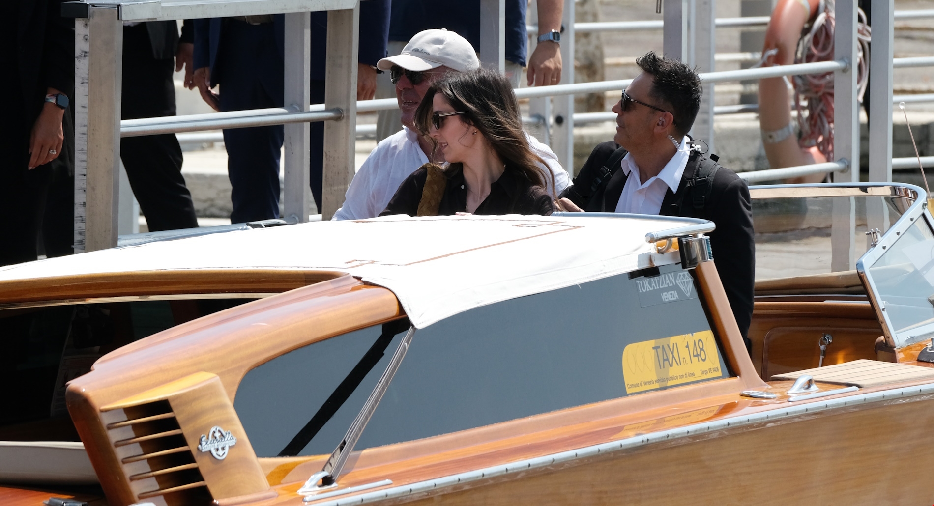 Πώς η Rajwa της Ιορδανίας συνδύασε την παραδοσιακή αμπάγια με πολυτελές αξεσουάρ ιταλικής υπογραφής - εικόνα 2