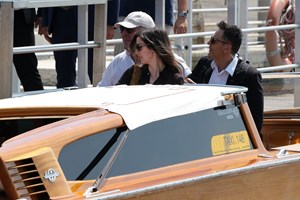 Πώς η Rajwa της Ιορδανίας συνδύασε την παραδοσιακή αμπάγια με πολυτελές αξεσουάρ ιταλικής υπογραφής - εικόνα 2