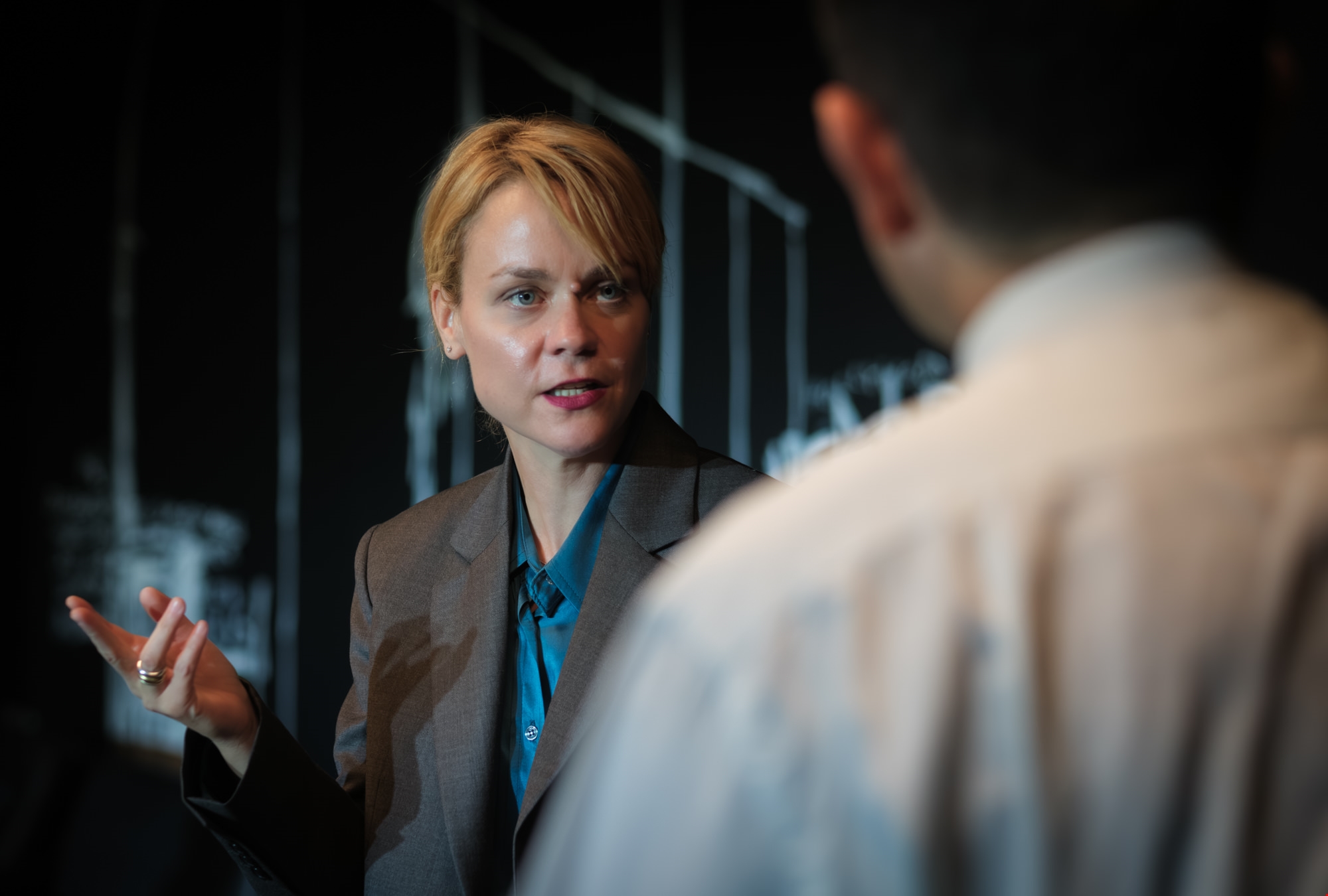 Εχθρός του λαού | Ο Γερμανός σκηνοθέτης Thomas Ostermeier παρουσιάζει μία ανατρεπτική εκδοχή του έργου του Ίψεν στο Θέατρο Κνωσός