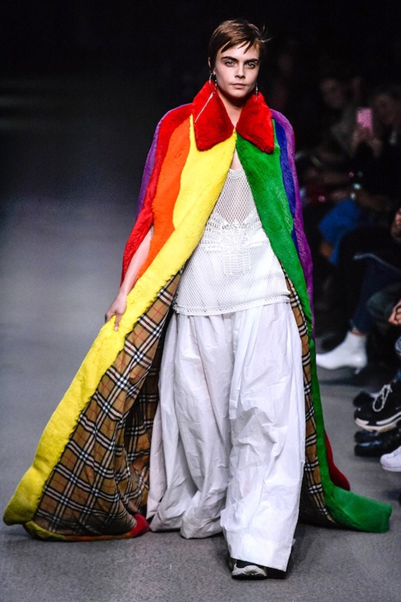Burberry Άνοιξη/Καλοκαίρι '18: Το 'πολύχρωμο' αντίο του Christopher Bailey