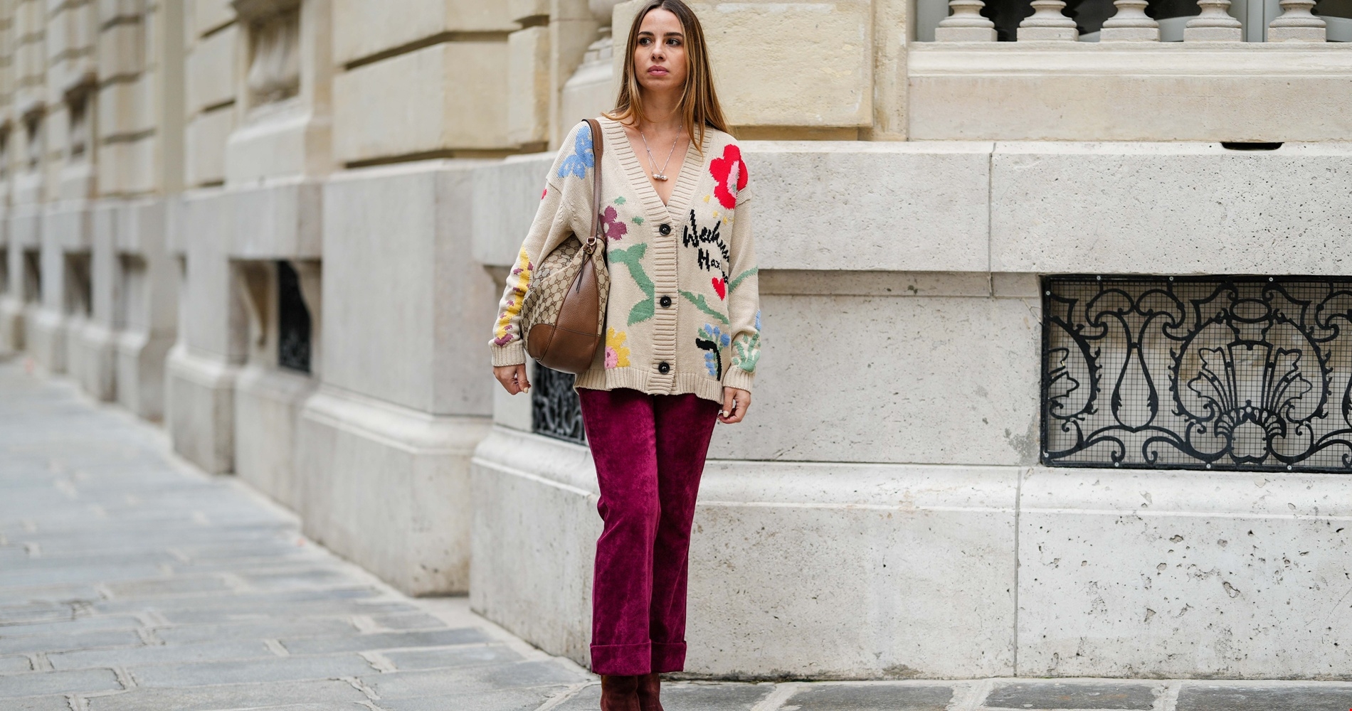 Το βελούδινο τζιν παντελόνι από τη Mango που θα φοράς συνέχεια