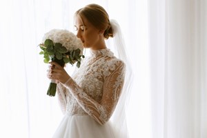 Αυτό το slip dress από τη Zara είναι στην πιο δημοφιλή απόχρωση της σεζόν και θα σε βγάλει ασπροπρόσωπη στους θερινούς γάμους - εικόνα 2