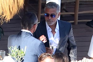 Ο George Clooney στην πρεμιέρα του στο Broadway | Η σημαντική αλλαγή στην εξωτερική του εμφάνιση - εικόνα 1