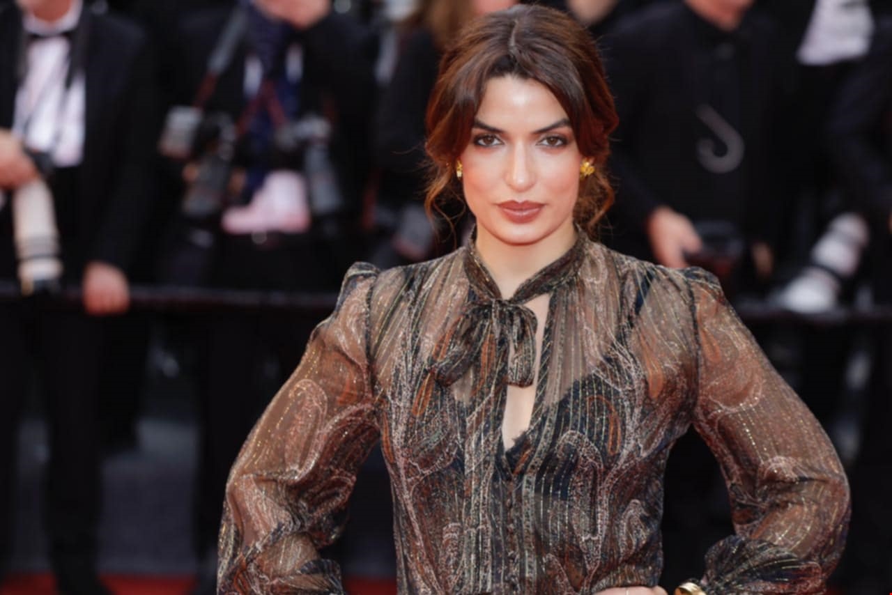 Η Τόνια Σωτηροπούλου με αέρινο 70s inspired Saint Laurent φόρεμα στο Φεστιβάλ Καννών