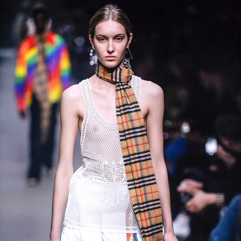 Ο οίκος Burberry μόλις άλλαξε λογότυπο