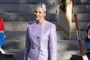 Βασίλισσα Letizia της Ισπανίας | Πόζαρε για το φακό της Annie Leibovitz με vintage φόρεμα Balenciaga - εικόνα 1