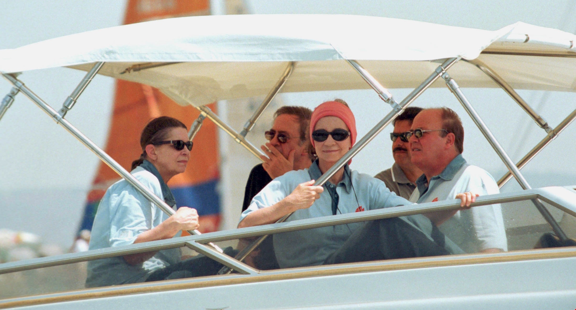 Βασίλισσα Σοφία | Επανεμφάνιση με σακάκι στο must χρώμα της άνοιξης - εικόνα 1