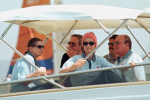 Βασίλισσα Σοφία | Επανεμφάνιση με σακάκι στο must χρώμα της άνοιξης - εικόνα 1