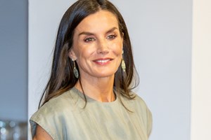 Βασίλισσα Máxima | Με λευκό ασύμμετρο φόρεμα σε βράβευση στη Χάγη - εικόνα 4