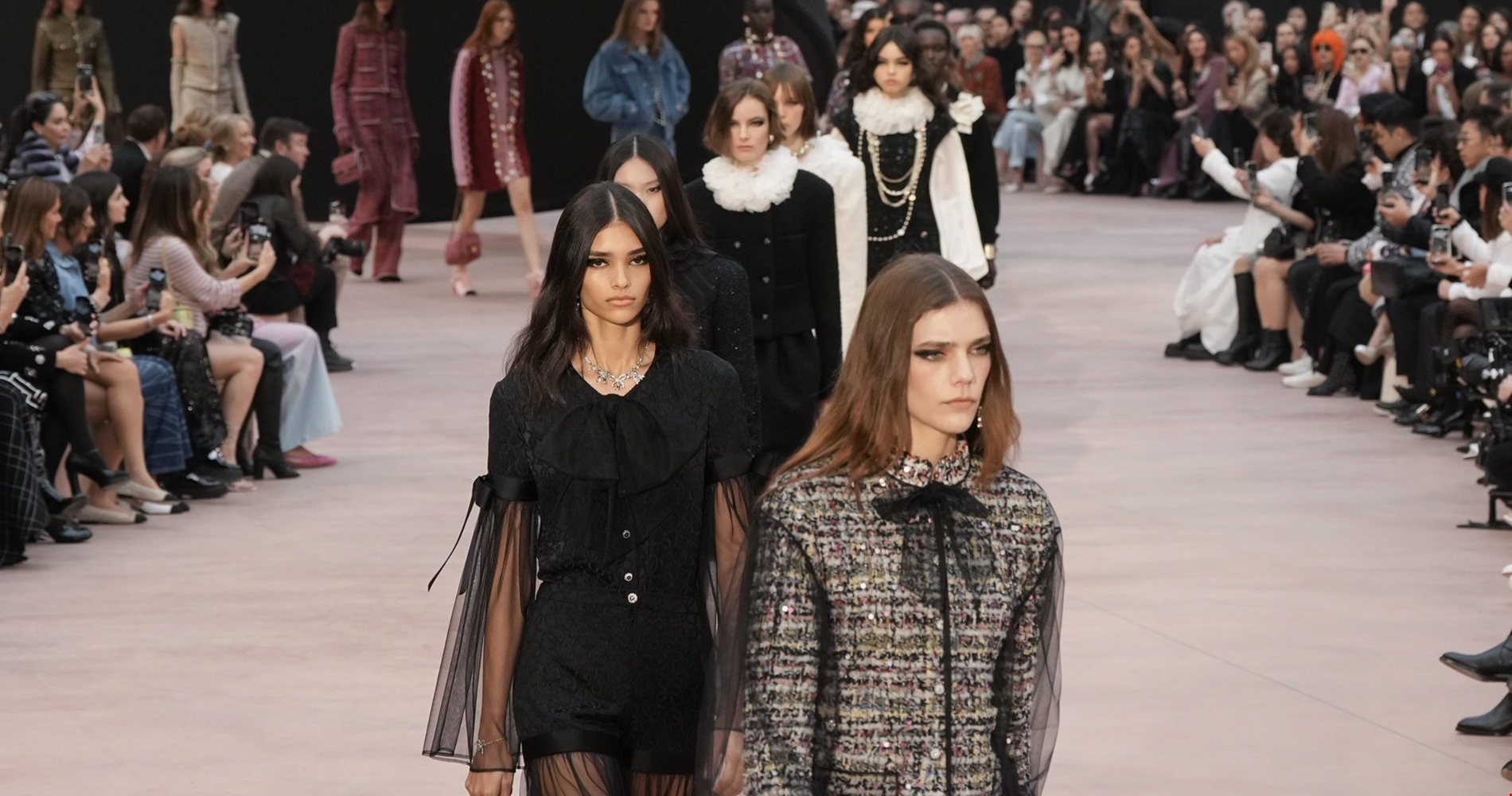 Η τολμηρή και γεμάτη αυτοπεποίθηση συλλογή του οίκου Saint Laurent για τη σεζόν Φθινόπωρο/Χειμώνας 2025-2026 - εικόνα 20