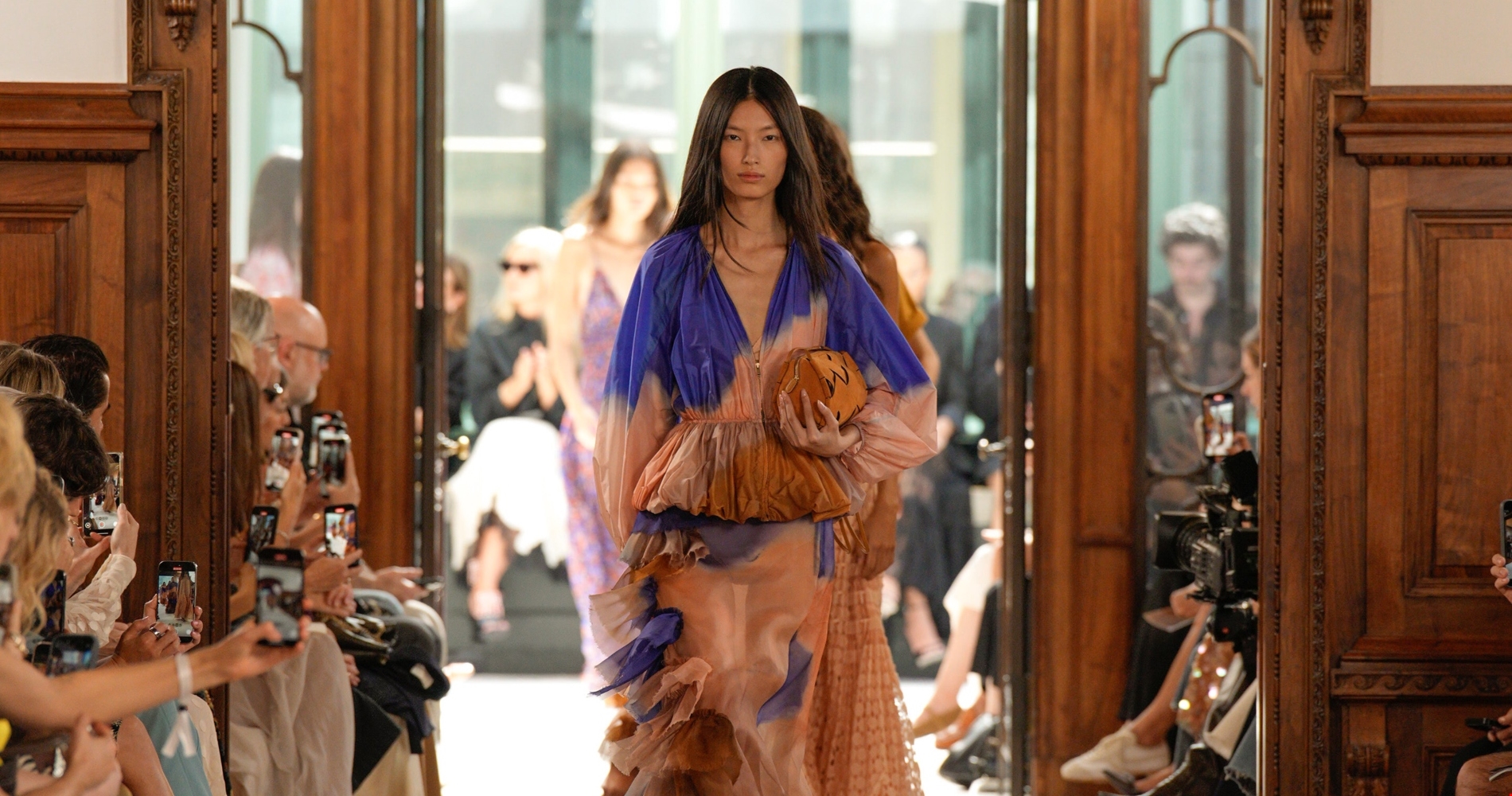 Τα 10 key items που δεν αποχωρίζονται οι Μιλανέζες fashionistas το φθινόπωρο - εικόνα 11