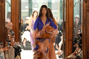 Μαρέβα Μητσοτάκη | Το φθινοπωρινό σύνολο με σακάκι, μπεζ παντελόνι και sneakers - εικόνα 2