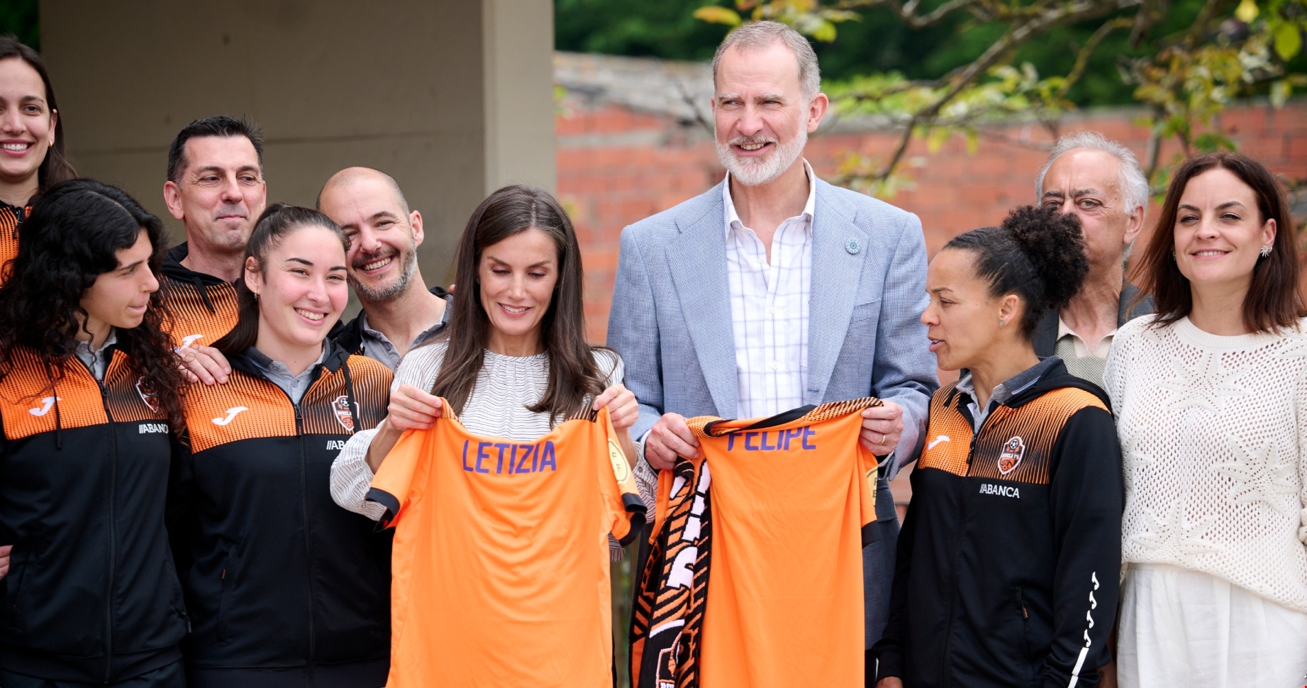 Βασίλισσα Letizia | Με midi φόρεμα ιδανικό για τις προσκλήσεις του καλοκαιριού - Το τρικ για ακόμη πιο chic εμφανίσεις - εικόνα 2