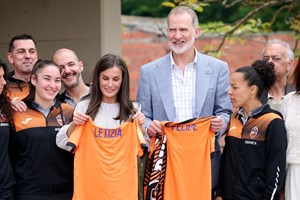 Βασίλισσα Letizia | Με midi φόρεμα ιδανικό για τις προσκλήσεις του καλοκαιριού - Το τρικ για ακόμη πιο chic εμφανίσεις - εικόνα 2