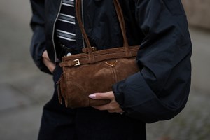 Lip Oil Nails | Η μίνιμαλ τάση του φετινού χειμώνα που κάνει τα νύχια να δείχνουν πιο "ακριβά" από ποτέ - εικόνα 1