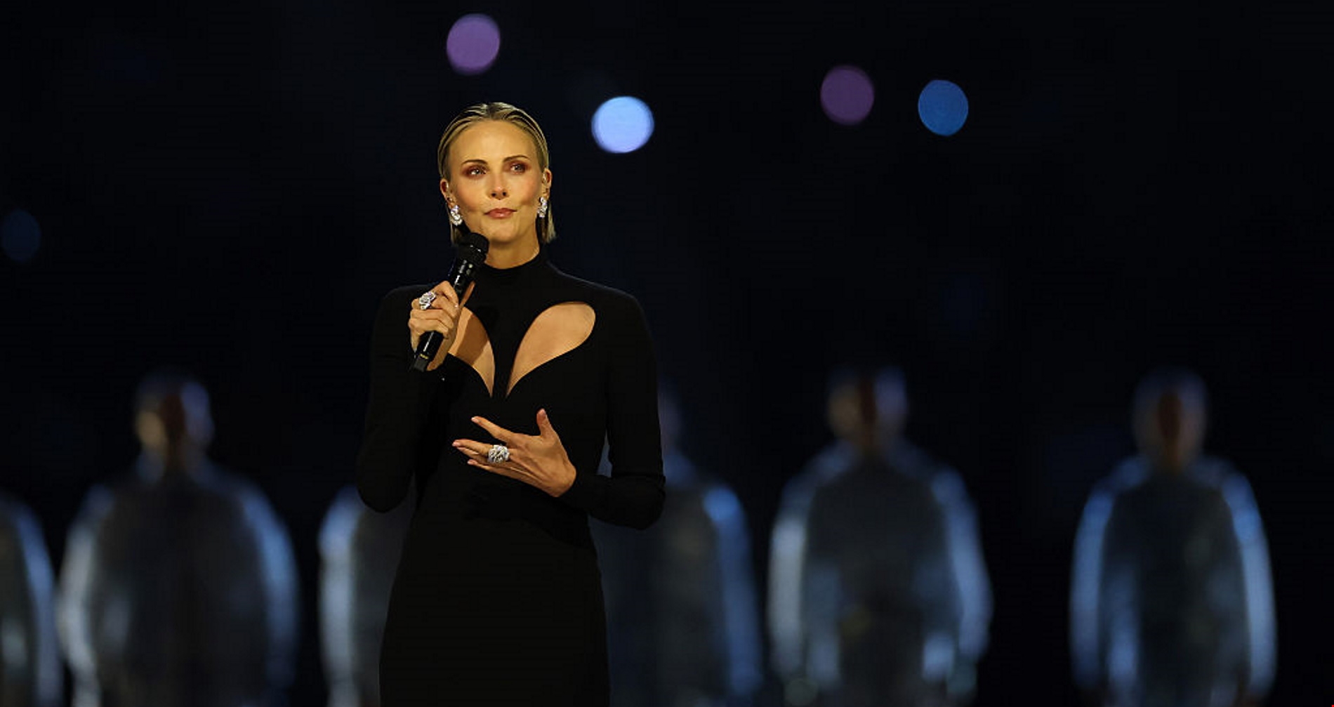 Charlize Theron | Το μήνυμα πίσω από το maxi φόρεμα που επέλεξε στην τελετή έναρξης των Χειμερινών Ολυμπιακών Αγώνων του 2026