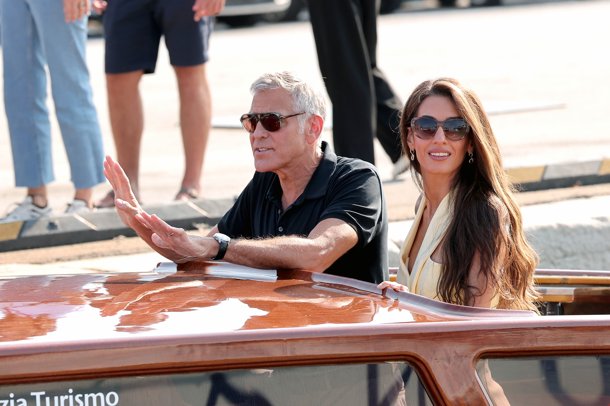 Φεστιβάλ Βενετίας 2025 | George & Amal Clooney, Emma Stone και άλλοι σταρ έφτασαν στην ιταλική πόλη