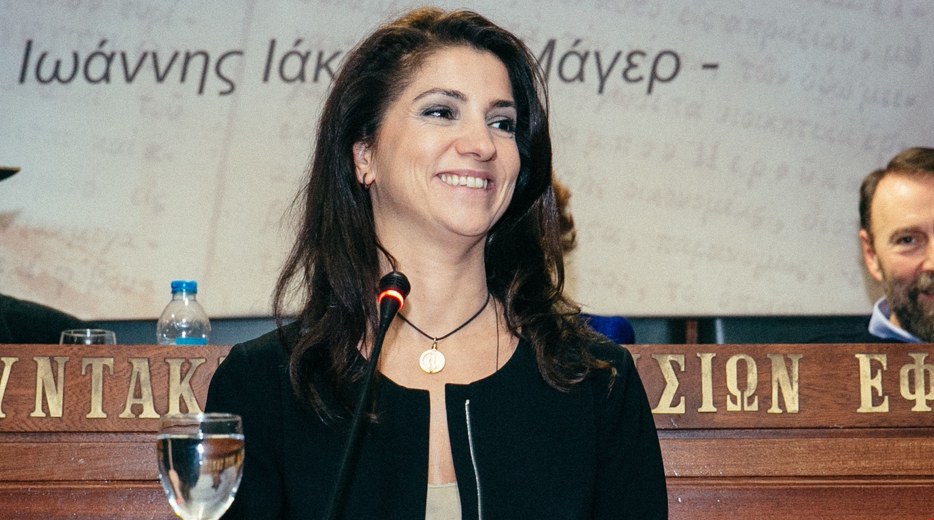 Αλεξία Μπακογιάννη | Σπάνια δημόσια έξοδος στο Μέγαρο Μουσικής της Αθήνας με ανανεωμένο look