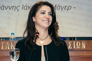 Χρυσή Βαρδινογιάννη | Σε privé εκδήλωση με το ανεπιτήδευτο χτένισμα που κάθε γυναίκα μπορεί να αντιγράψει - εικόνα 1