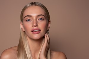 3 serums με ρετινόλη που θα βρεις στο φαρμακείο και θα λατρέψει η επιδερμίδα σου - εικόνα 1