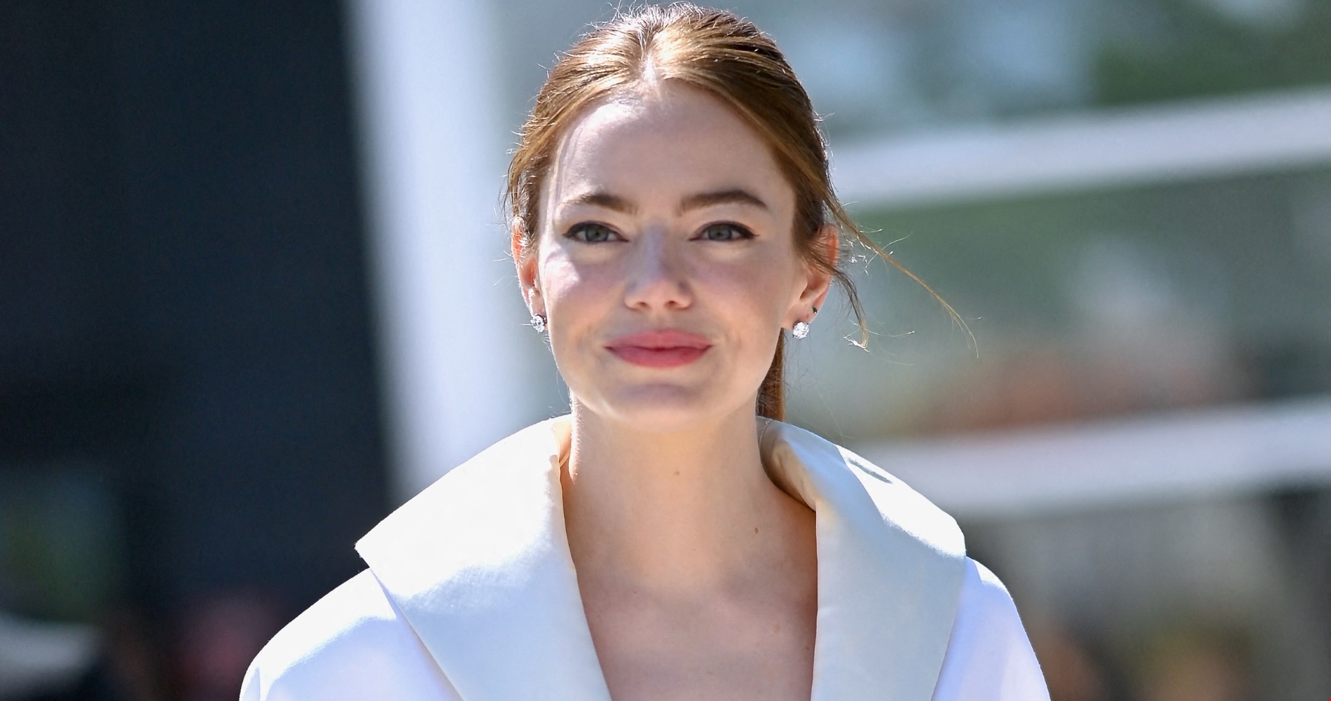 Emma Stone | Ο Γιώργος Λάνθιμος την έβαλε να ξυρίσει το κεφάλι της για τη νέα τους ταινία - εικόνα 2