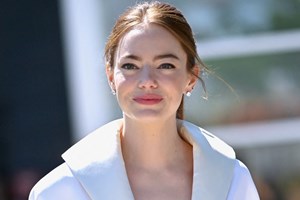 Emma Stone | Ο Γιώργος Λάνθιμος την έβαλε να ξυρίσει το κεφάλι της για τη νέα τους ταινία - εικόνα 2