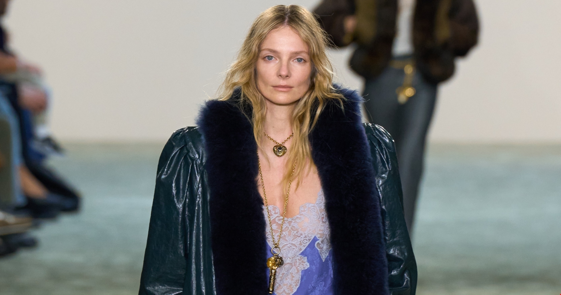 Το βελούδο επέστρεψε | Πώς θα υιοθετήσεις την τάση που προτείνουν οι οίκοι για τη σεζόν Φθινόπωρο/Χειμώνας 2025-2026 - εικόνα 3