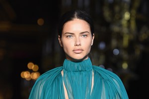 Το λεπτόρρευστο αντηλιακό στο οποίο ορκίζεται η Βάσια Κωσταρά είναι το must για το καλοκαιρινό νεσεσέρ σου - εικόνα 1