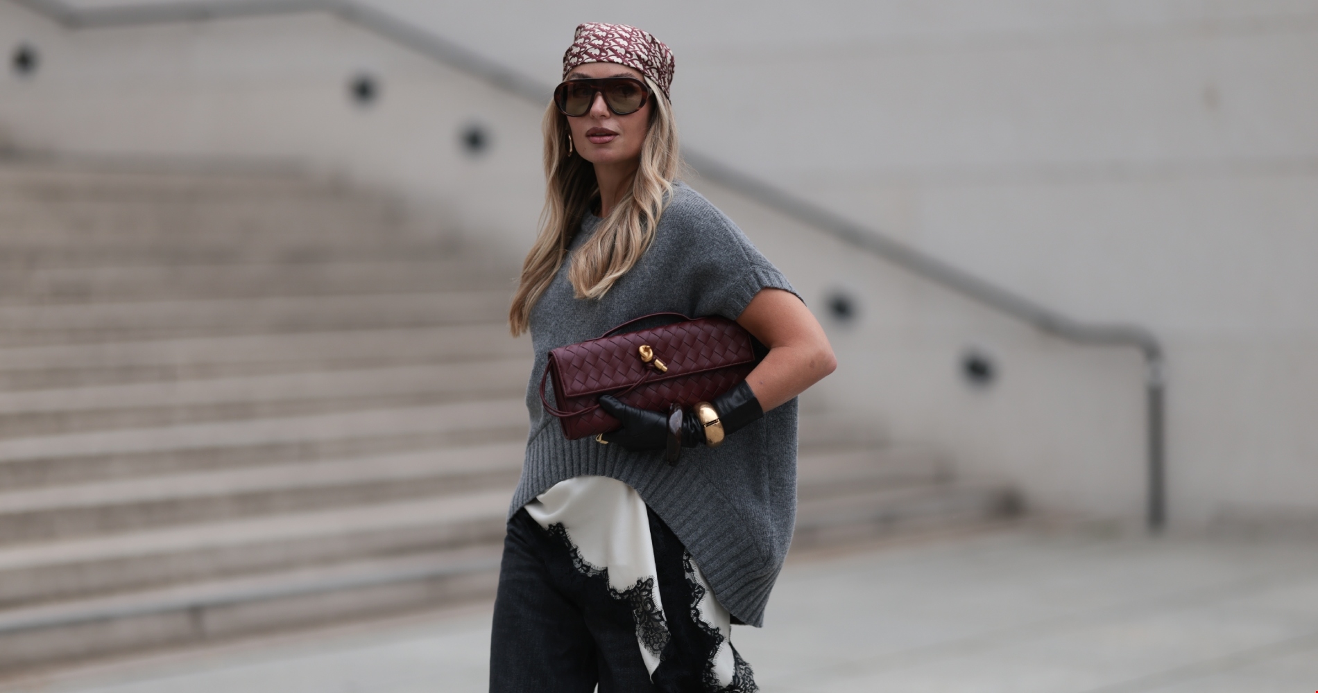 Η Κατερίνα Λέχου με βελούδινο σακάκι, καφέ παντελόνι και metallic γόβες σε βραδινή έξοδο - εικόνα 2