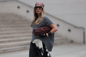 Η Κατερίνα Λέχου με βελούδινο σακάκι, καφέ παντελόνι και metallic γόβες σε βραδινή έξοδο - εικόνα 2