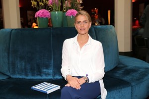 Η Nina Flohr και ο Φίλιππος Ντε Γκρες σε σπάνια εμφάνιση στο εξωτερικό | Το πρόσωπο με το οποίο συναντήθηκαν - εικόνα 2