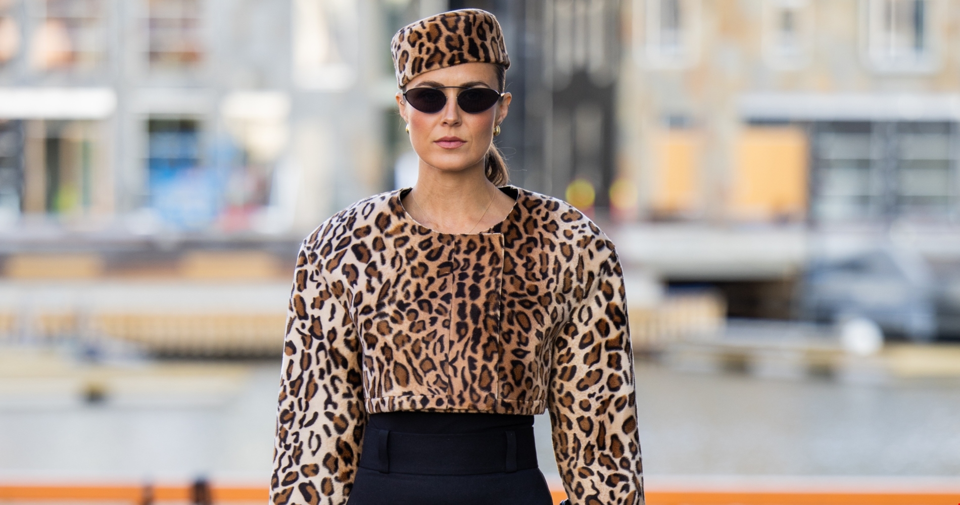 Η Τζένη Μπαλατσινού με το παντελόνι που συναγωνίζεται σε ευελιξία το τζιν παντελόνι - εικόνα 2