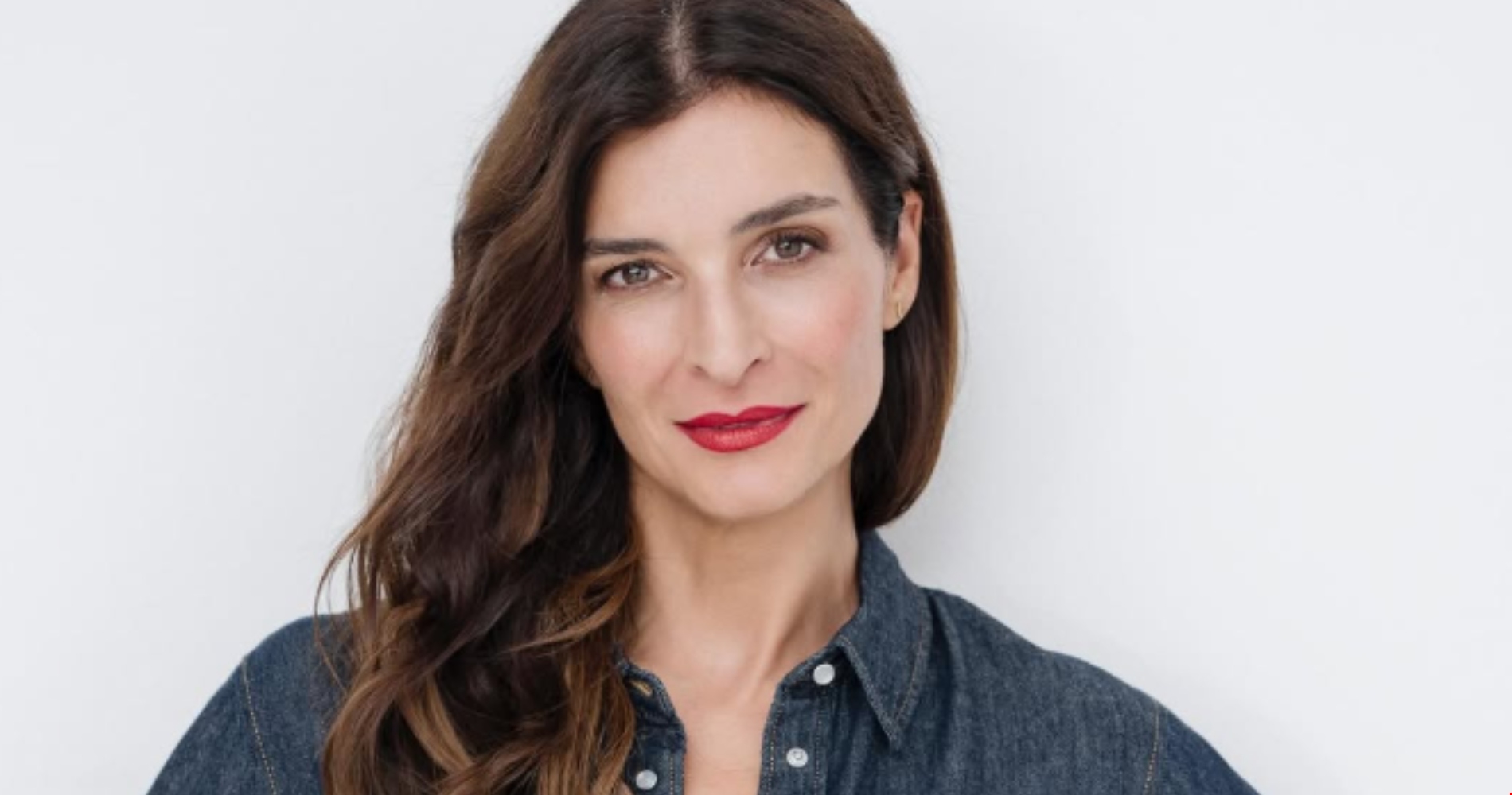 Red Lip & Naked Skin | Η Αντιγόνη Κουλουκάκου μας θυμίζει γιατί αυτό είναι τo ιερό δισκοπότηρο του chic