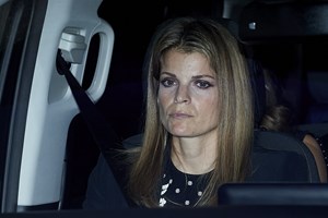 18 χρόνια πριν | Η Αθηνά Ωνάση σε paparazzi φωτογραφίες από σπάνια επίσκεψη στην Ελλάδα - εικόνα 7