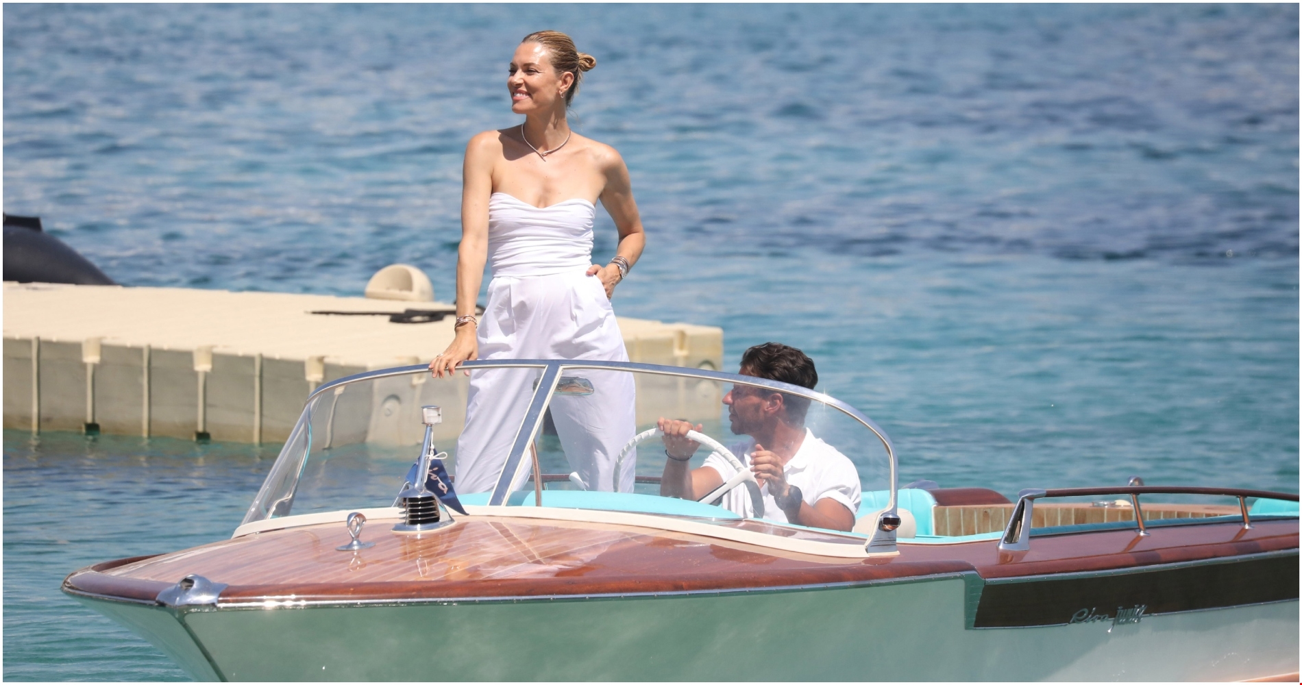 Βίκυ Καγιά | Η άκρως καλοκαιρινή εμφάνιση με mini λευκό φόρεμα και flat σανδάλια - εικόνα 1