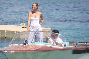 Βίκυ Καγιά | Η άκρως καλοκαιρινή εμφάνιση με mini λευκό φόρεμα και flat σανδάλια - εικόνα 1