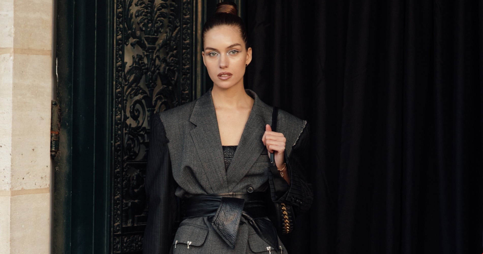 Ο κομψός τρόπος για να συνδυάσεις το καφέ με το μαύρο σύμφωνα με τη Βίκυ Καγιά - εικόνα 1