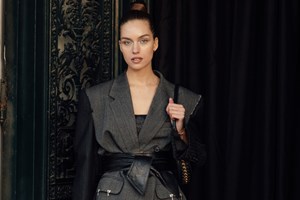 Ο κομψός τρόπος για να συνδυάσεις το καφέ με το μαύρο σύμφωνα με τη Βίκυ Καγιά - εικόνα 1