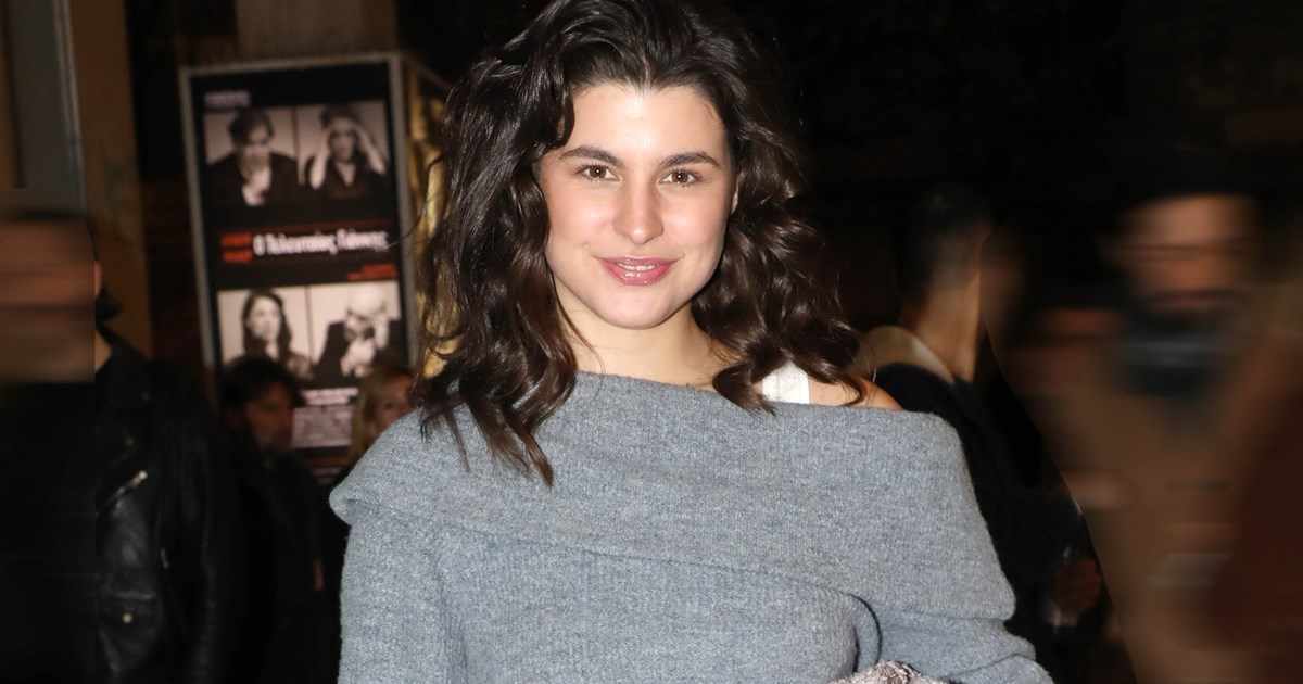 Έλλη Στάη | Με ιδιαίτερο πανωφόρι στο κέντρο της Αθήνας - εικόνα 1