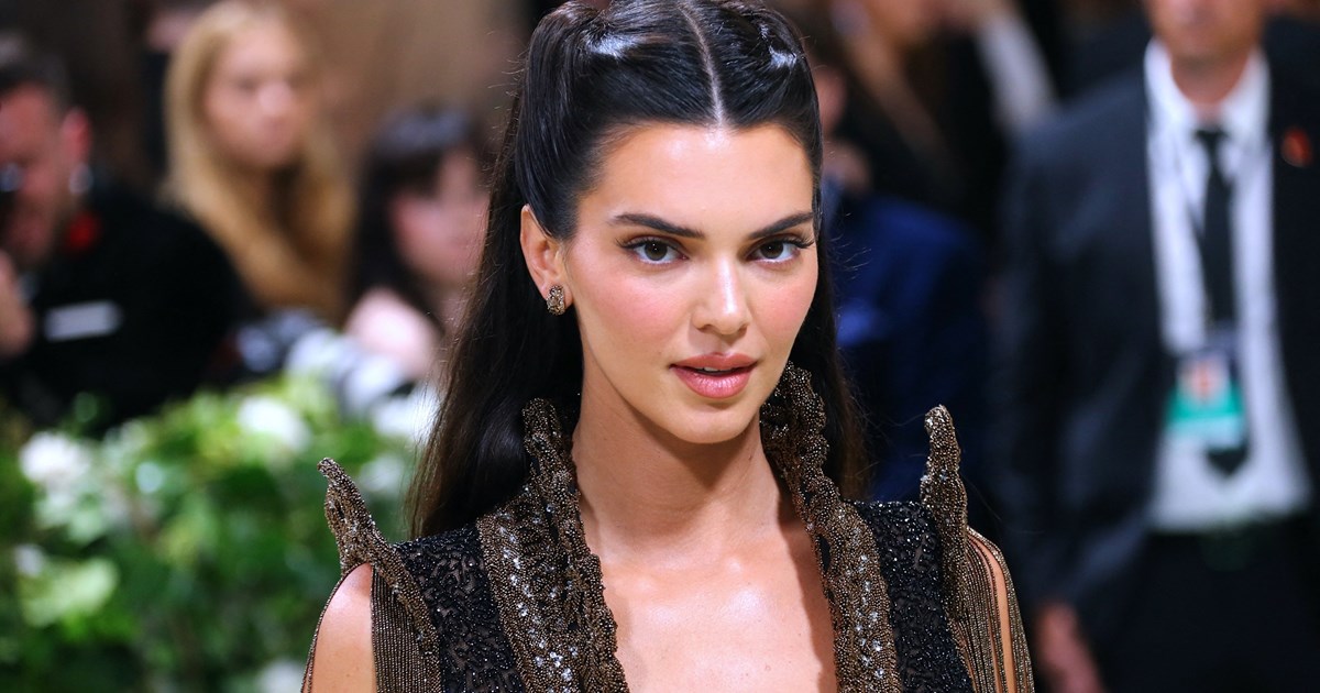 Τα velvet nails είναι μια ιδιαίτερη (και πολύ κομψή) επιλογή για το μανικιούρ των γιορτών - εικόνα 1